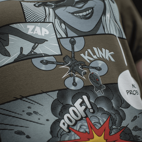 M-Tac T-Shirt Comics Drone Girl en comic-tyylinen print, jossa FPV-pilotti ohjaa dronea ja kunnioittaa ukrainalaisia drone-operaattoreita.