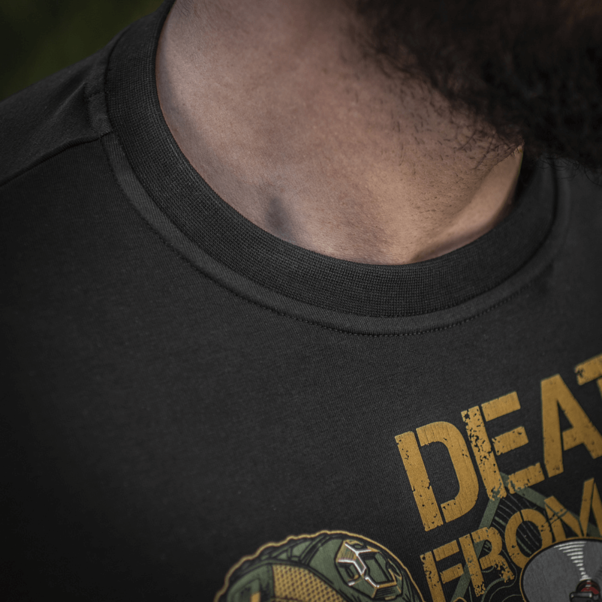 M-Tac T-Shirt Delivery Service Pin-up-printillä, inspiroitunut toisen maailmansodan ajasta, jossa teksti 'Death from Above' ja FPV-lasit.