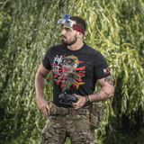 M-Tac T-Shirt Kamikaze Spirit FPV‑operaattorin yllä metsässä, tyylitelty pääkallopainatus.