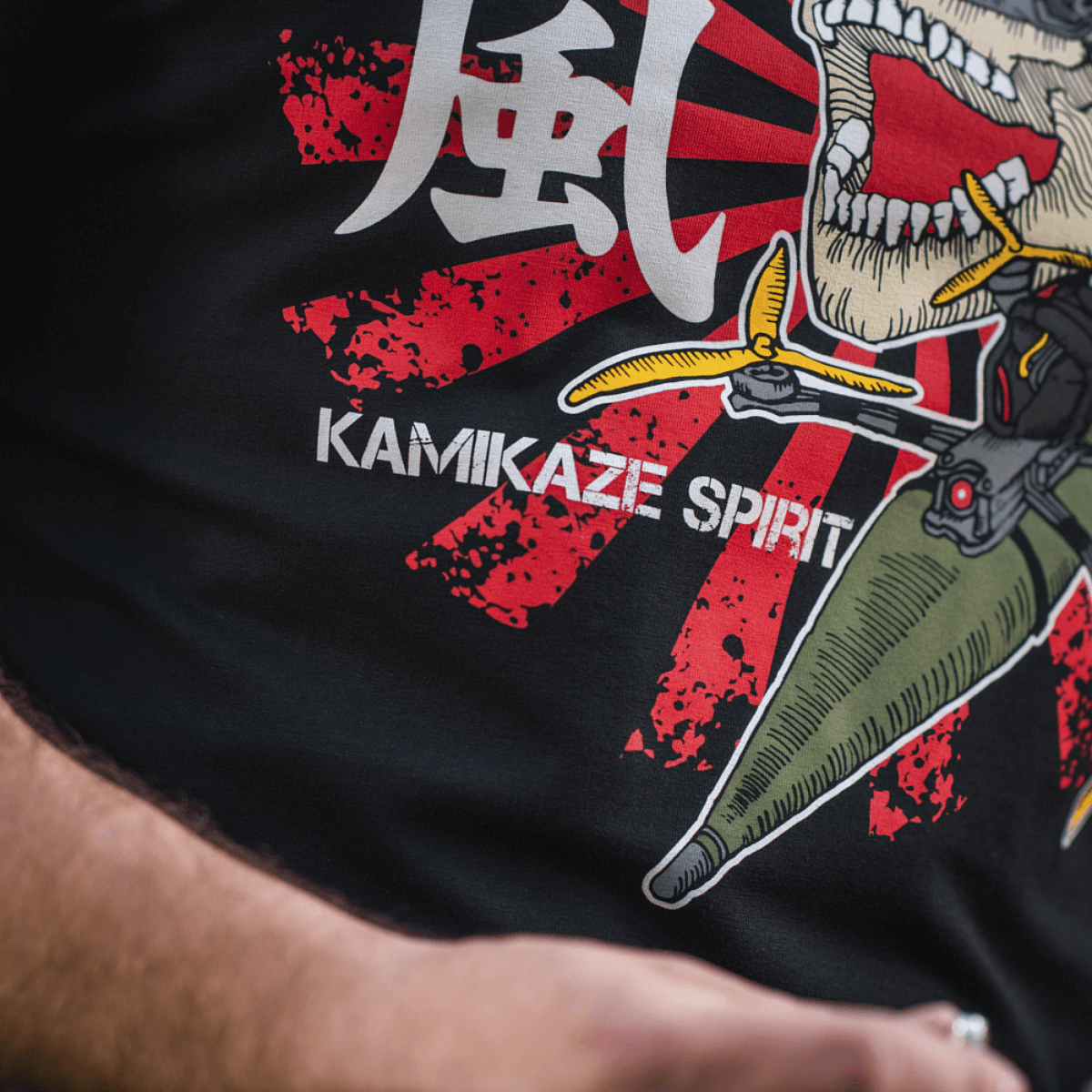 M-Tac T-Shirt Kamikaze Spirit tyylitellyllä pääkallolla ja japanilaisella "Hinomaru"-auringonlipulla, suunniteltu FPV-operaattoreille.