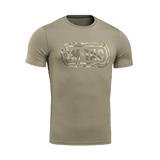 M-Tac T-Shirt Logo camokuvioinnilla ja sloganilla, tyylikäs muotoilu pehmeässä puuvillasekoitteessa, sopii taktiseen ja sotilaalliseen käyttöön.