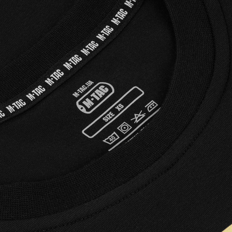 Lähikuva M-Tac T-Shirt Logosta, korostaa merkkietikettiä ja kokoa XS sekä ikonista muotoilua ja laatua.
