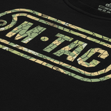 M-Tac T-Shirt Logo modernilla camokuvioinnilla, ikonisella logolla ja hihan sloganilla. Mukava ja pehmeä puuvillasekoite.