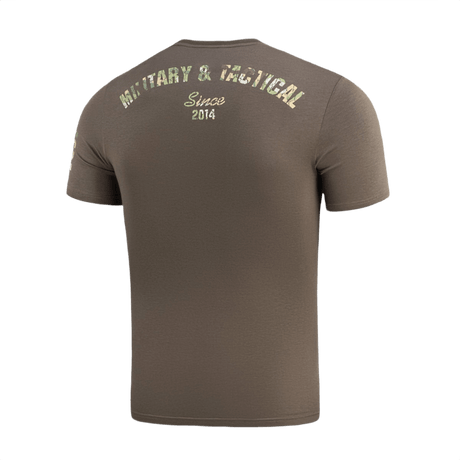 M-Tac T-Shirt Logo, takana maastokuvio ja teksti 'Military & Tactical Since 2014' sekä slogan 'Born by Revolution – Hardened by War'.
