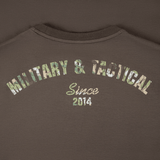 M-Tac T-Shirt Logo Long Sleeve 'Military & Tactical Since 2014' -grafiikalla maastokuviossa.