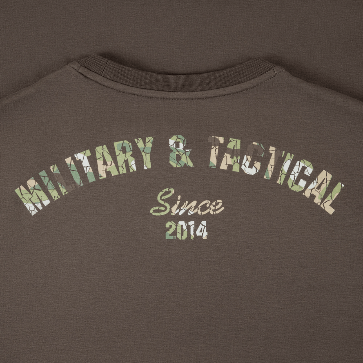 M-Tac T-Shirt Logo Long Sleeve 'Military & Tactical Since 2014' -grafiikalla maastokuviossa.