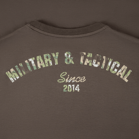 M-Tac T-Shirt Logo Long Sleeve 'Military & Tactical Since 2014' -grafiikalla maastokuviossa.