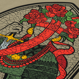 Yksityiskohtainen Motanka-kuvio M-Tac T-Shirt Motanka -paidassa; Motanka-nukke ja kasakka-sapelit symboloivat ukrainalaista perintöä ja henkeä.