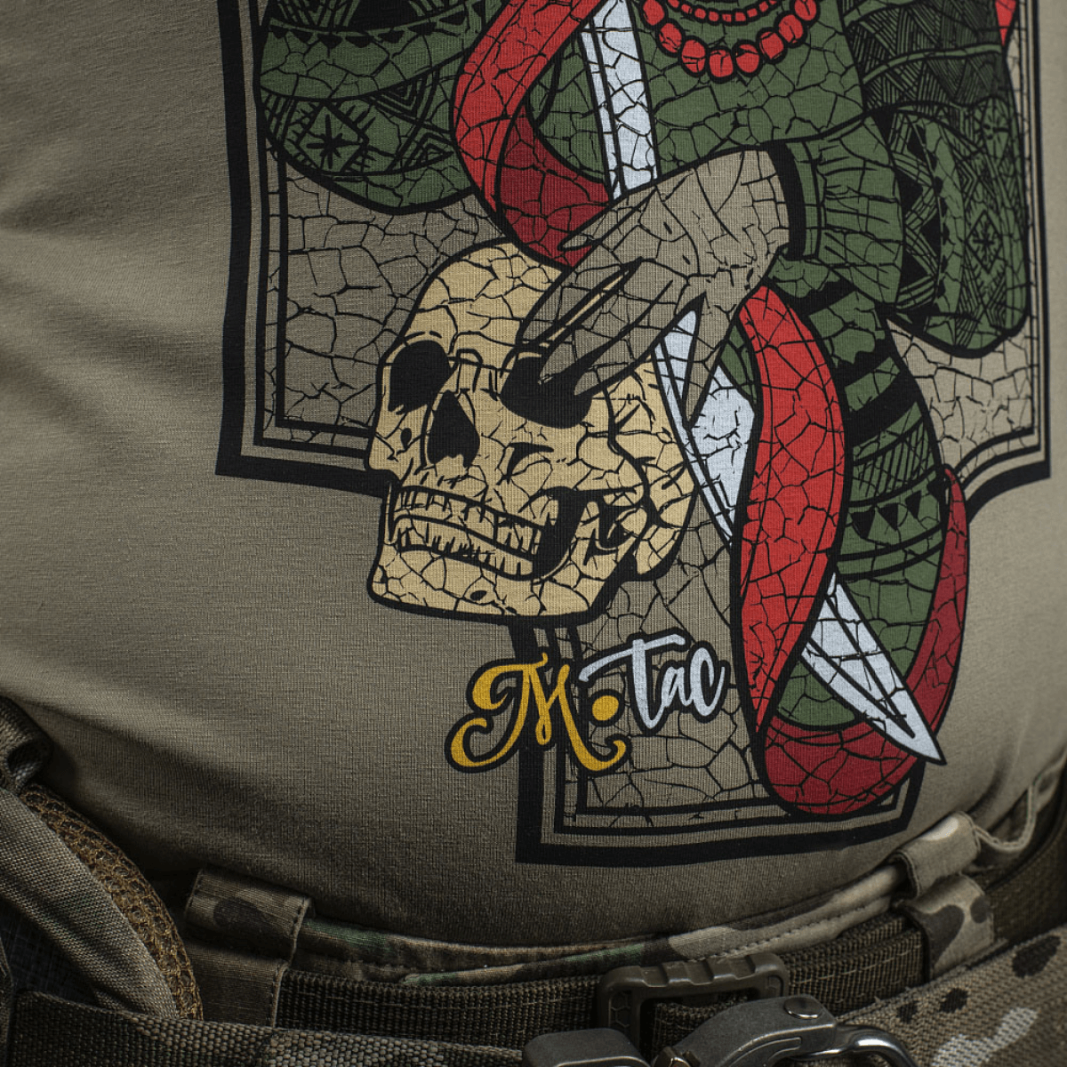 M-Tac T-Shirt Motanka Motanka-nuken ja kasakan symbolien designilla, mukaan lukien miekka ja kallo etupuolella.