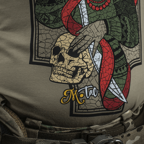 M-Tac T-Shirt Motanka Motanka-nuken ja kasakan symbolien designilla, mukaan lukien miekka ja kallo etupuolella.