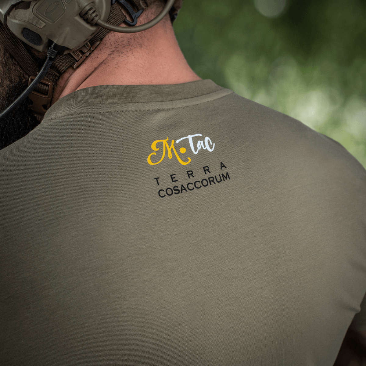 M-Tac T-Shirt Motanka nähtynä takaa, 'Terra Cosaccorum' -teksti selässä. Moderni muotoilu kohtaa ukrainalaisen kulttuuriperinnön.