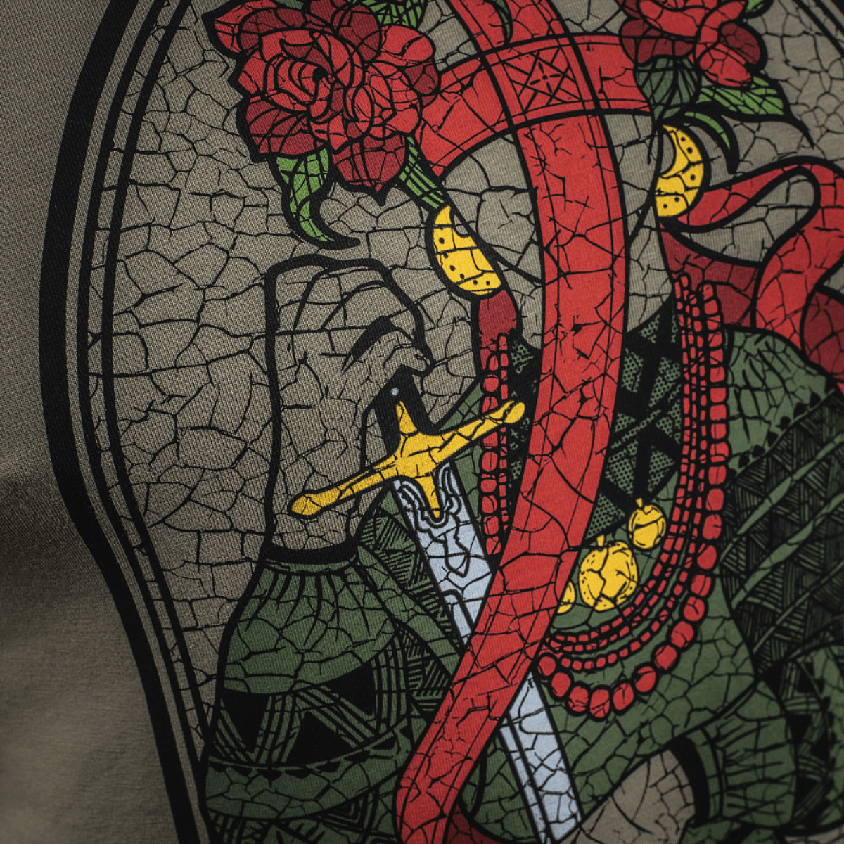 Yksityiskohta M-Tac T-Shirt Motanka: Motanka-nukke ukrainalaisessa asussa ja miekka, symboloi kasakkaiden rohkeutta.