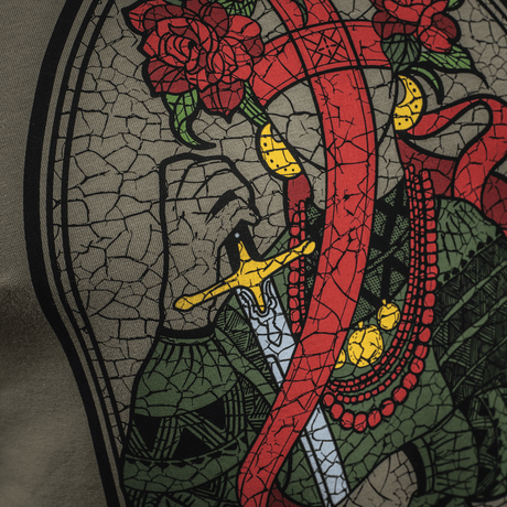 Yksityiskohta M-Tac T-Shirt Motanka: Motanka-nukke ukrainalaisessa asussa ja miekka, symboloi kasakkaiden rohkeutta.