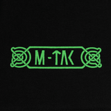 Lähikuva M-Tac T-Shirt Night Vision -logosta vihreässä pohjoismaisessa tyylissä, Odinin mytologiasta inspiroituna, mustalla taustalla.