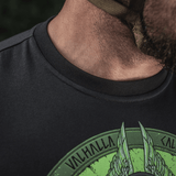 M-Tac T-Shirt Night Vision Odin-printillä ja "Valhalla Calling" -tekstillä, moderni tulkinta pohjoismaisesta mytologiasta, valmistettu pehmeästä puuvillasekoitteesta.