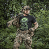 M-Tac T-Shirt Night Vision Odin-printillä, moderni taisteluvarustus ja korpit, Valhalla Calling -teema, ulkoilukuvasto maastossa.