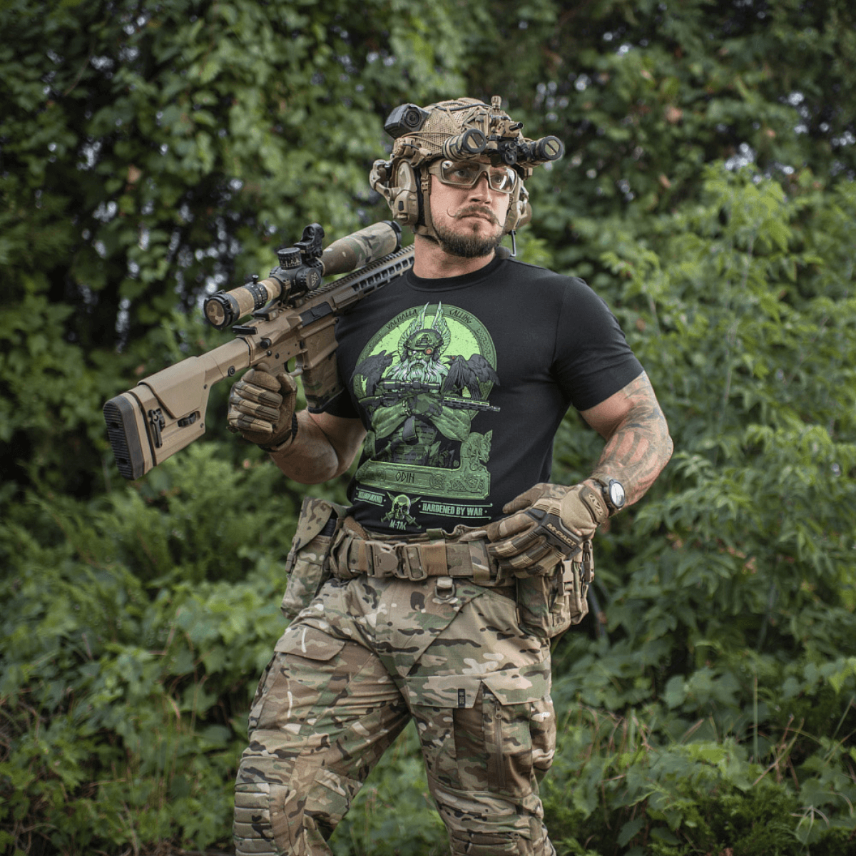 M-Tac T-Shirt Night Vision Odin-printillä, moderni taisteluvarustus ja korpit, Valhalla Calling -teema, ulkoilukuvasto maastossa.