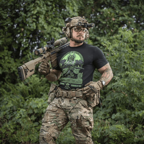 M-Tac T-Shirt Night Vision Odin-printillä, moderni taisteluvarustus ja korpit, Valhalla Calling -teema, ulkoilukuvasto maastossa.