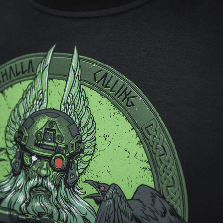 M-Tac T-Shirt Night Vision Odin-printillä, modernilla taisteluvarustuksella, NVG-kypärällä, Hugin ja Munin sekä teksti 'Valhalla Calling' mustalla taustalla.