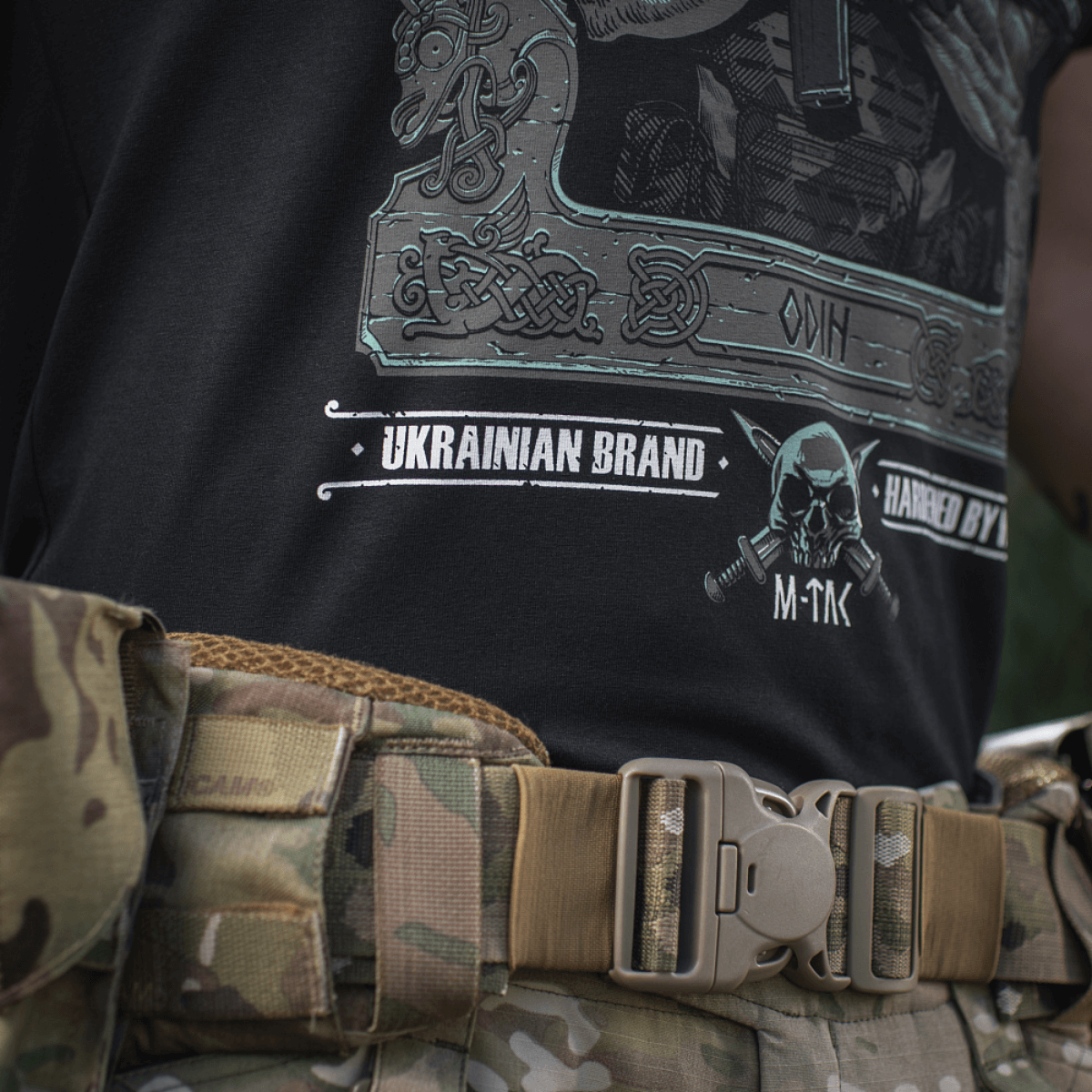 M-Tac T-Shirt Odin Mystery Odin-printillä ja modernilla sotilastarvikkeella, lähikuva.