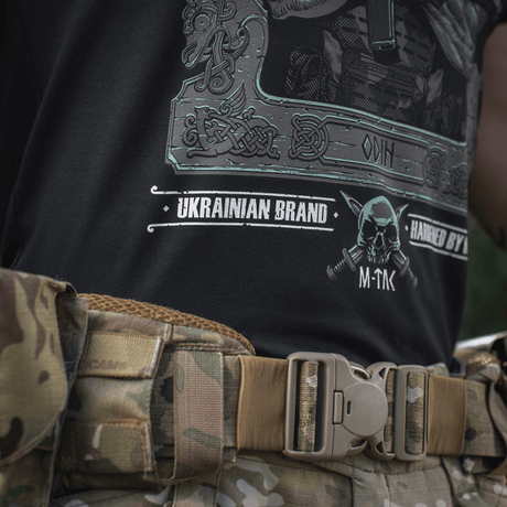 M-Tac T-Shirt Odin Mystery Odin-printillä ja modernilla sotilastarvikkeella, lähikuva.