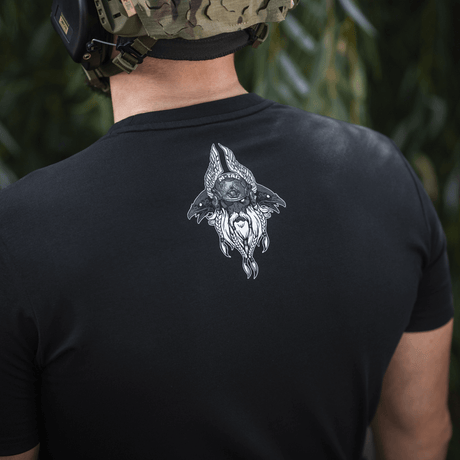 M-Tac T-Shirt Odin Mystery Odin-printillä ja modernilla pohjoismaista inspiroivalla designilla.