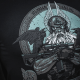 M-Tac T-Shirt Odin Mystery pohjoismaisella mytologiaprintillä: Odin korppeineen Hugin ja Munin ja teksti 'Valhalla Calling'.