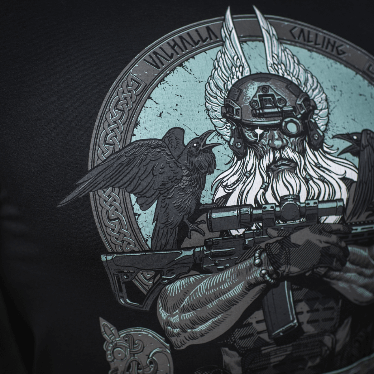 M-Tac T-Shirt Odin Mystery pohjoismaisella mytologiaprintillä: Odin korppeineen Hugin ja Munin ja teksti 'Valhalla Calling'.