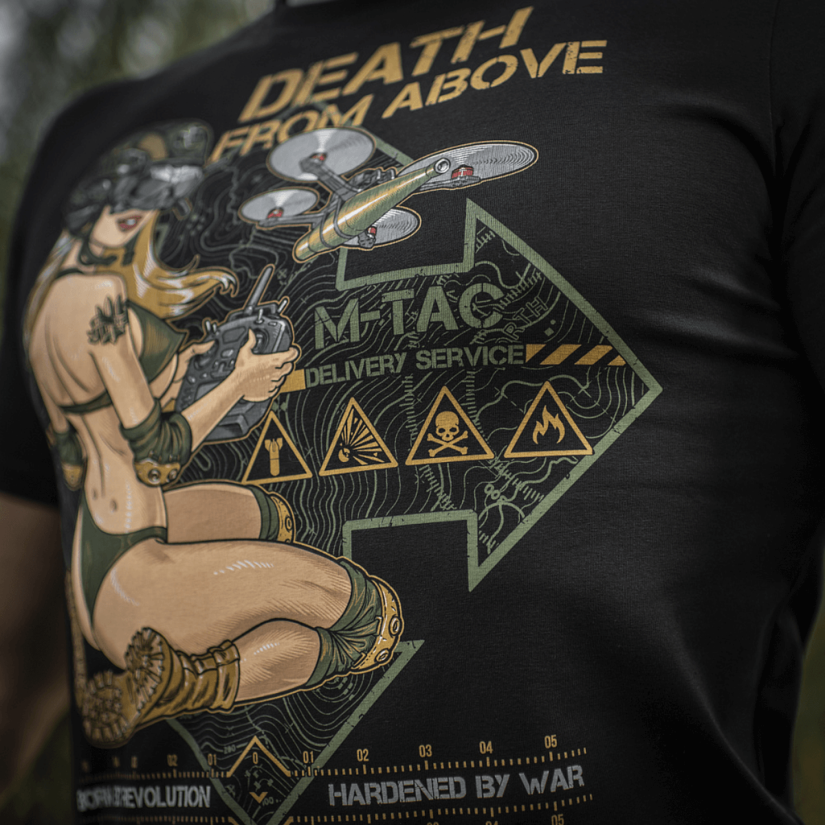 M-Tac T-Shirt Delivery Service Pin-up-tytön ja drone-kuvion kanssa, inspiraationa amerikkalainen toisen maailmansodan kulttuuri, 'Death from Above' -printti.