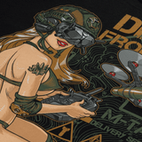 M-Tac T-Shirt Delivery Service, Pin-Up-malli, jossa tyttö FPV-laseissa ohjaamassa dronea, amerikkalaisen pin-up-kulttuurin innoittama.