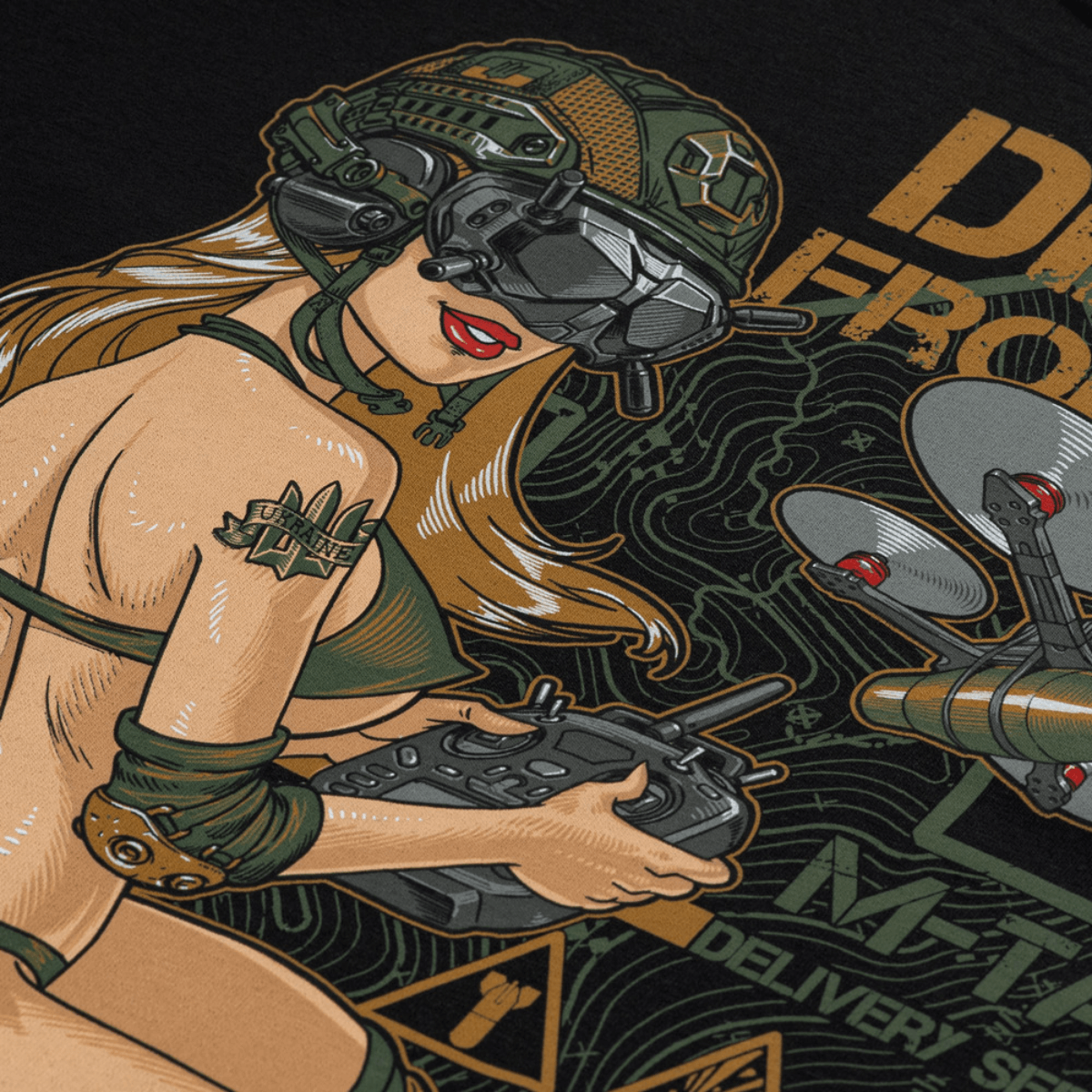 M-Tac T-Shirt Delivery Service, Pin-Up-malli, jossa tyttö FPV-laseissa ohjaamassa dronea, amerikkalaisen pin-up-kulttuurin innoittama.