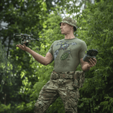 M-Tac T-Shirt Quadcopter, UAV-operaattori pitää paitaa luonnossa, valmistettu puuvillasta ja elastaanista, quadcopter-graphic.