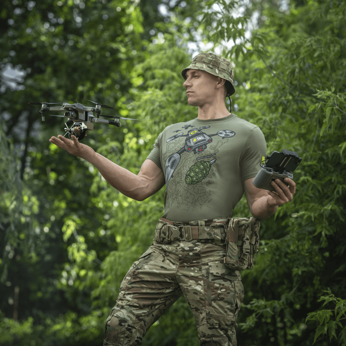 M-Tac T-Shirt Quadcopter, UAV-operaattori pitää paitaa luonnossa, valmistettu puuvillasta ja elastaanista, quadcopter-graphic.