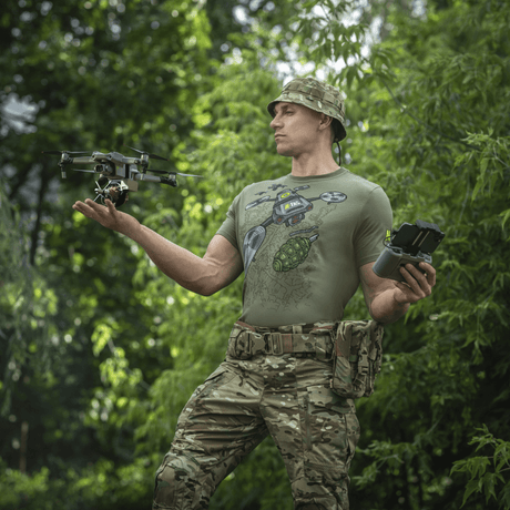 M-Tac T-Shirt Quadcopter, UAV-operaattori pitää paitaa luonnossa, valmistettu puuvillasta ja elastaanista, quadcopter-graphic.