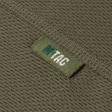 Yksityiskohta M-Tac T-Shirt Raglan Sweat-Wicking Tactical Summerista, oliivinvihreä polyesteri, näkyvä logo.