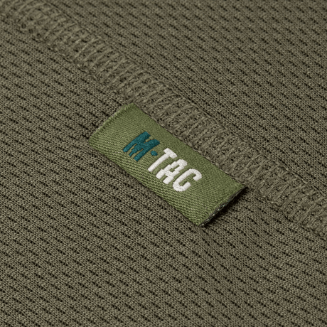 Yksityiskohta M-Tac T-Shirt Raglan Sweat-Wicking Tactical Summerista, oliivinvihreä polyesteri, näkyvä logo.