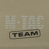 M-Tac T-Shirt Rex Team -logo beigeä taustaa vasten, lähikuva. T-paita tarkka-ampujille, ystävyys, tiimityö ja mukava muotoilu.