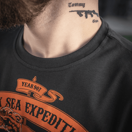 M-Tac T-shirt Black Sea Expedition näyttää kestävän printin MagnaColours®-musteella, sopii aktiiviseen elämäntapaan ja mukavaan istuvuuteen