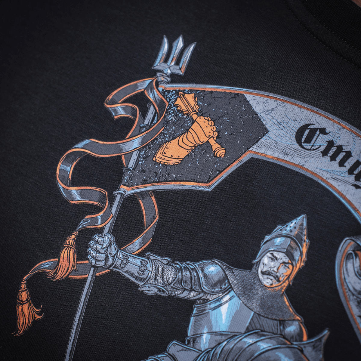 M-Tac T-Shirt Steel Knight, ritarihaarniska-motiivi keihäällä ja lipulla, symboloi voimaa ja rohkeutta Ukrainan panssarijoukkojen sotilaissa.