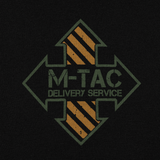 M-Tac T-Shirt Delivery Service -logo nuolikuvioinnilla, painettuna mustalle taustalle.