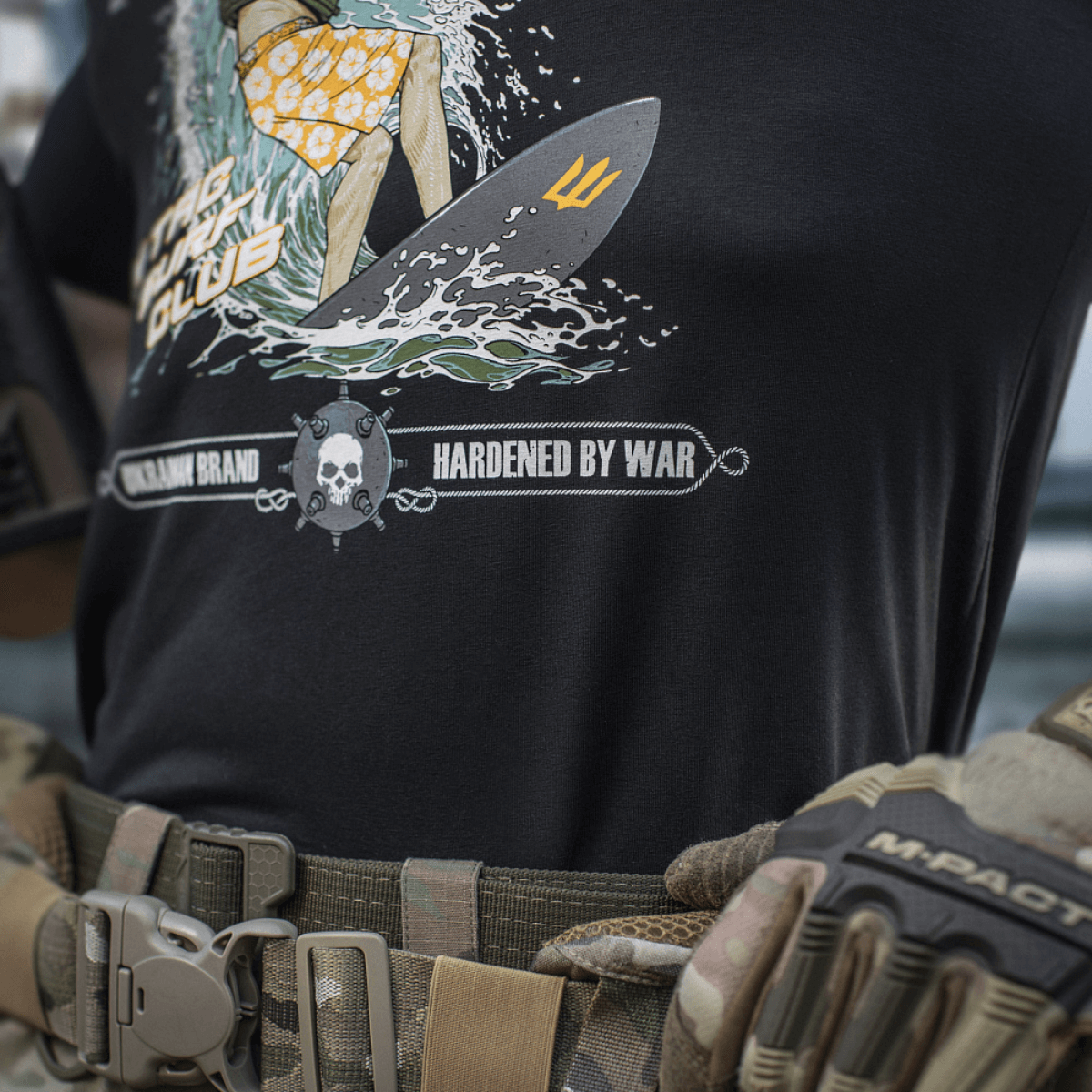 M-Tac T-Shirt Surf Club surffikohtauskuvio ja erikoisoperaattorin symboliikka, painettu pehmeälle puuvillalle.