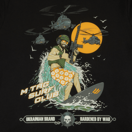 M-Tac T-Shirt Surf Club erikoisjoukkojen sotilas surffilaudalla, innoittajana ukrainalaiset operaatiot ja sotafilmit; premium MagnaColours®-painatus.