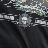 Lähikuva M-Tac T-Shirt Surf Club -grafiikasta: pääkallo, aallot ja teksti; innoittajana erikoisoperaatiot ja surffikohtaukset.