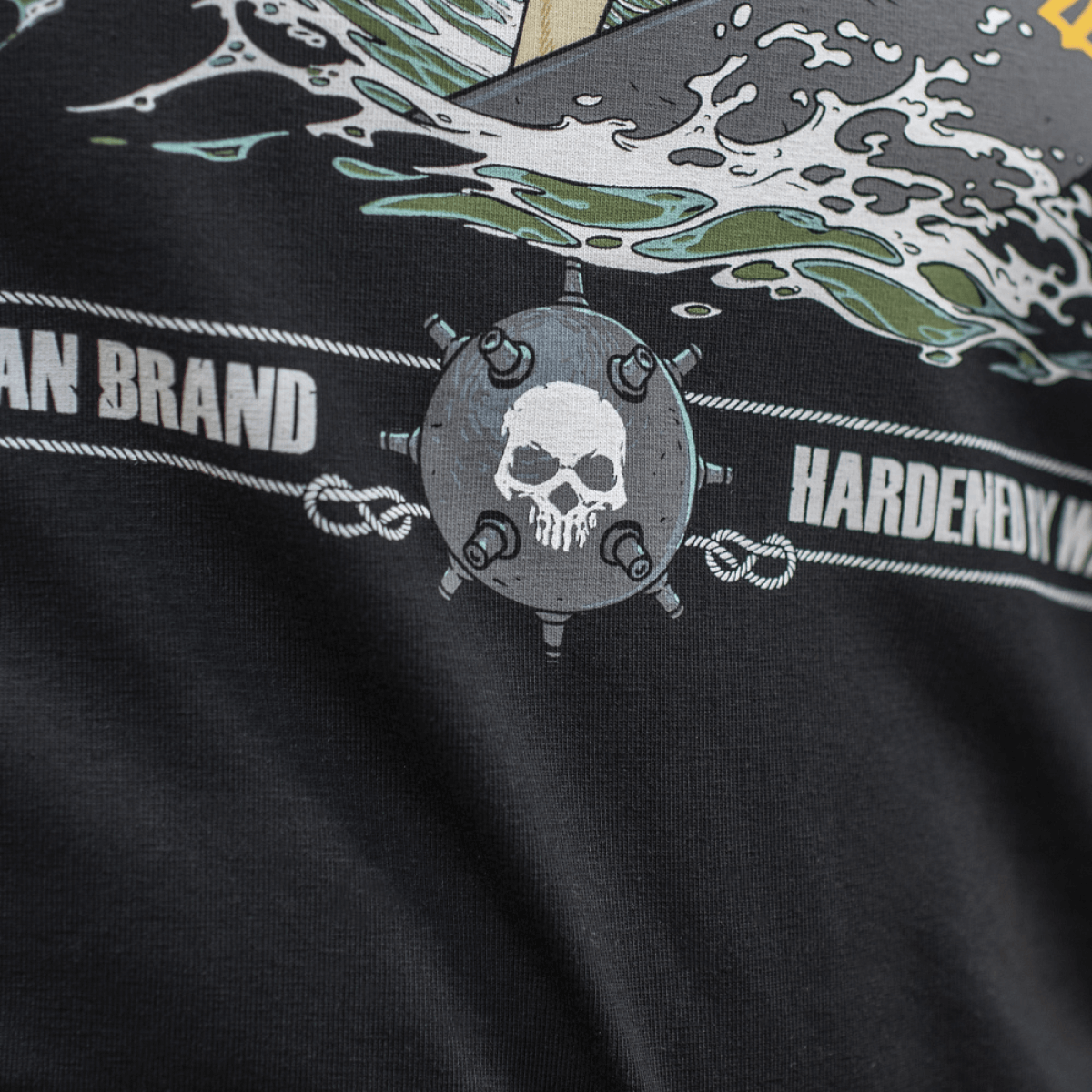 Lähikuva M-Tac T-Shirt Surf Club -grafiikasta: pääkallo, aallot ja teksti; innoittajana erikoisoperaatiot ja surffikohtaukset.