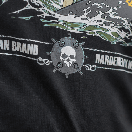Lähikuva M-Tac T-Shirt Surf Club -grafiikasta: pääkallo, aallot ja teksti; innoittajana erikoisoperaatiot ja surffikohtaukset.