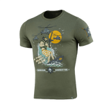 M-Tac T-Shirt Surf Club vihreä t‑paita surffaavalla sotilaalla ja helikoptereilla, innoittajana sotafilmit ja erikoisoperaatiot; premium‑painatus.