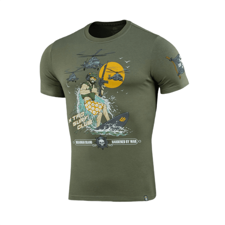 M-Tac T-Shirt Surf Club vihreä t‑paita surffaavalla sotilaalla ja helikoptereilla, innoittajana sotafilmit ja erikoisoperaatiot; premium‑painatus.