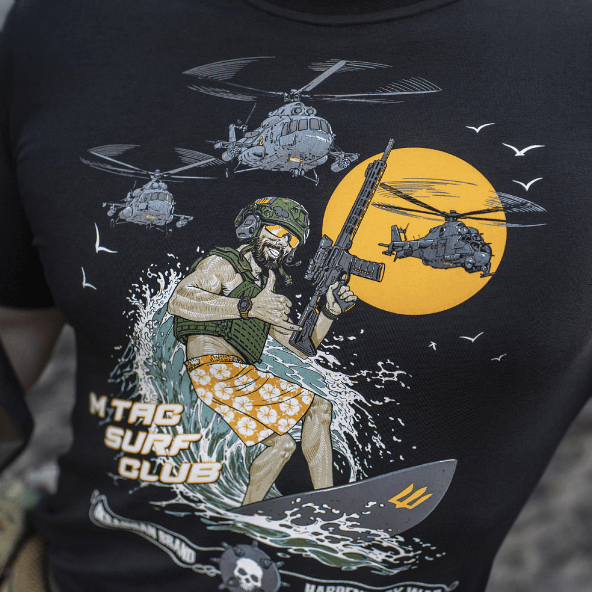 M-Tac T-Shirt Surf Club surffaava sotilas ja helikopterit, innoittajana ukrainalaiset erikoisoperaatiot ja sotafilmit; 93% puuvillaa.