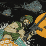 M-Tac T-Shirt Surf Club -teema: surffilauta, AR-15 ja helikopterit, innoittajana ukrainalaiset operaatiot ja ikoniset elokuvakohtaukset.