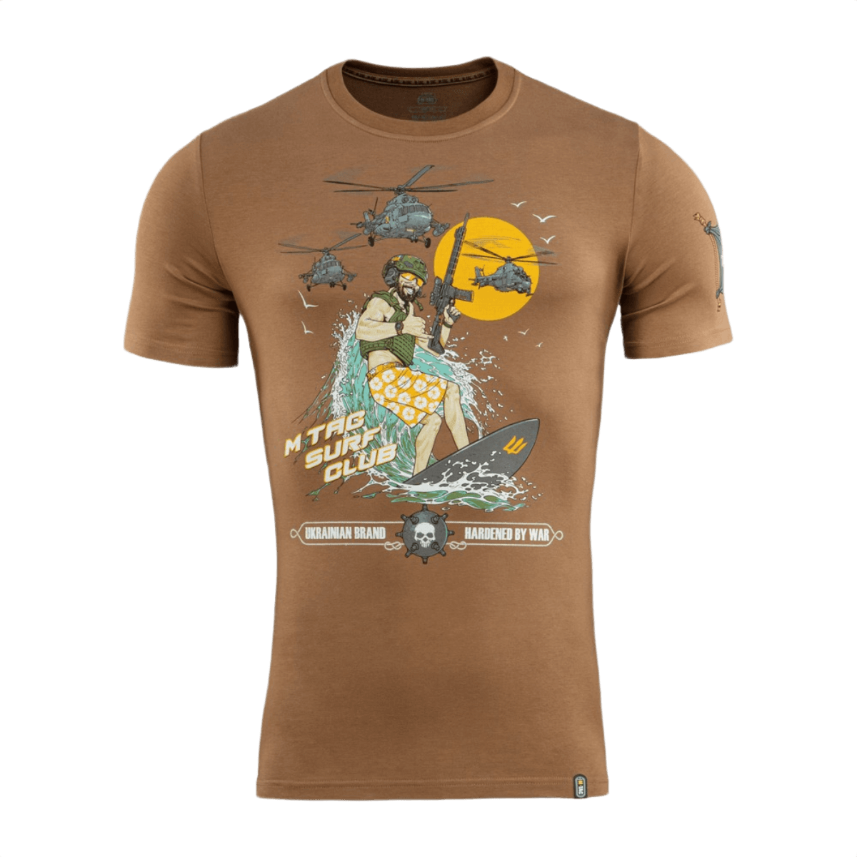 M-Tac T-Shirt Surf Club sotilas surffilaudalla painettuna ruskealle t‑paidalle, innoittajana ukrainalaiset erikoisoperaatiot.